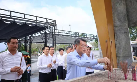 Trưởng Ban Tổ chức Trung ương Lê Minh Hưng tri ân các anh hùng liệt sĩ ở Quảng Trị