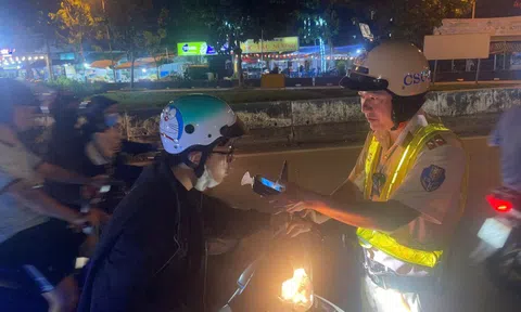 Bất ngờ với hành động của người vi phạm nồng độ cồn ở TP HCM