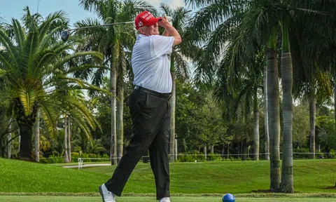 Ông Trump chơi golf với Chủ tịch Samsung, SK giữa đàm phán thuế quan
