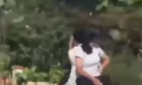 VIDEO: Hai nữ sinh “làm xiếc” trên xe máy điện
