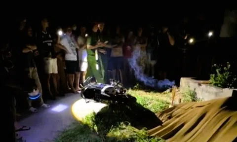 Tông vào cột bê-tông ven đường, đôi nam nữ đi xe máy thương vong