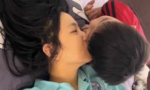 Xúc động nụ hôn người mẹ trẻ trao con trai trước khi hôn mê sâu