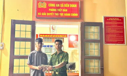 Nhặt được nhiều tờ tiền mệnh giá lớn ở bên lề đường, nam sinh liền giao nộp