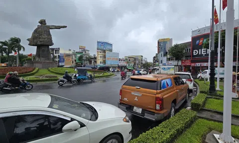 Lo mưa đặc biệt lớn, nhiều tài xế Đà Nẵng "mách nhau" đưa xe ô tô “giành chỗ” tránh ngập