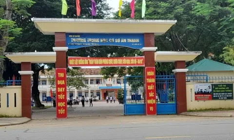 Bức xúc vì phó hiệu trưởng cho học sinh dừng tiết học để... quét rác giữa trời nắng