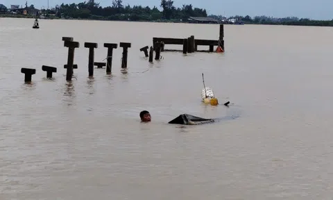 Bão số 12 Fengshen chưa vào, nhiều ghe, tàu đã chìm ở Quảng Trị