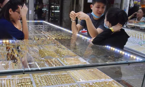 Giá vàng hôm nay 23-10: Vàng thế giới giảm mạnh, áp lực bán tháo tiếp diễn