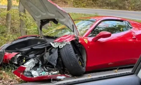 Ferrari 458 Spider 'nát bét' sau khi lao vào xe tải
