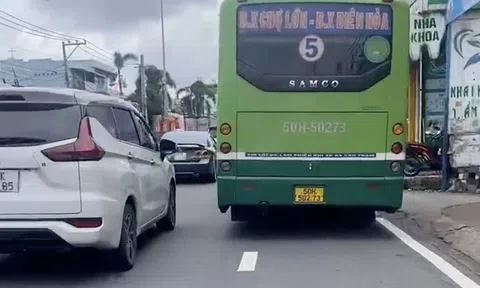 TP HCM: Xử phạt tài xế xe buýt chiếm đường của người đi xe máy