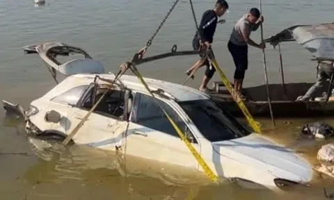 Xe sang Mercedes “mất tích” nhiều ngày trong trận lũ lụt kinh hoàng được tìm thấy dưới sông