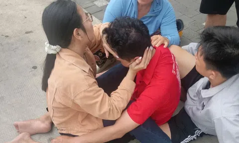 CLIP: Kịp thời cứu thanh niên có ý định nhảy xuống sông Sài Gòn tự tử