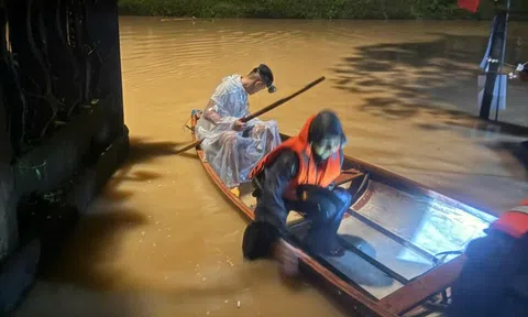 Mưa to, thủy điện xả nước, người dân Đà Nẵng chạy lũ trong đêm