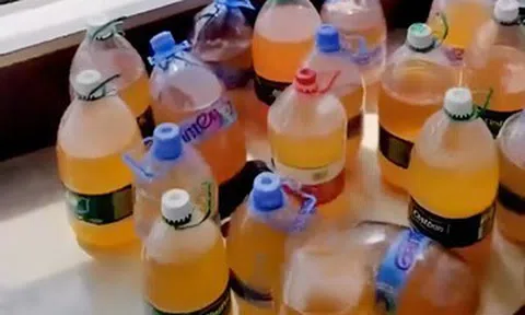 Khách rời đi để lại 'núi rác' và hàng chục chai nước tiểu, chủ nhà sốc nặng