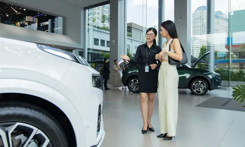 Loạt xe hybrid đua giảm giá tháng 10