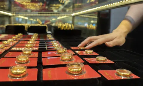 Giá vàng lao dốc, người mua lỗ nặng