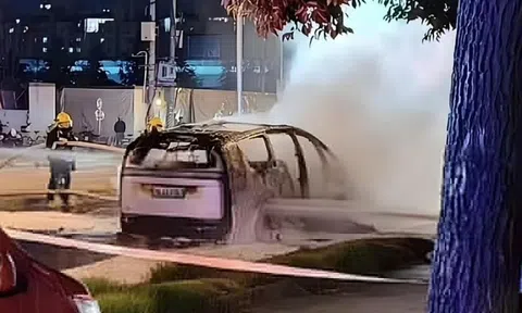 MPV điện Trung Quốc bốc cháy khi đang chạy trên đường