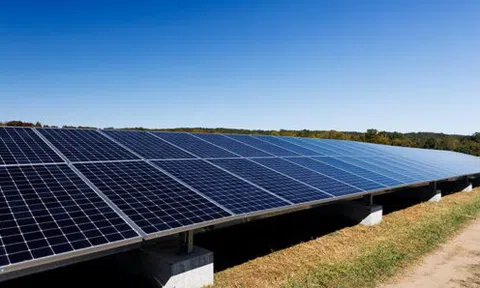 Trang trại điện mặt trời trên… bãi rác, sản xuất 8,2 triệu kWh “điện sạch”