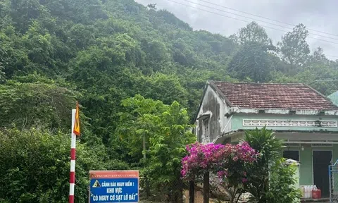 Gia Lai di dời khẩn 59 hộ dân khỏi khu vực sạt lở núi ngay trong đêm