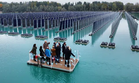 Tấm pin năng lượng mặt trời được lắp đặt theo cách không ngờ, tạo ra 2 triệu kWh điện mỗi năm