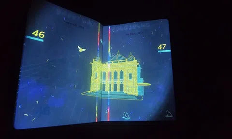 Loạt hình ảnh gây bất ngờ trên hộ chiếu Việt Nam khi soi tia UV