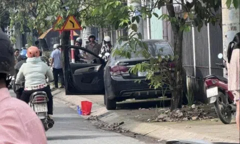 Phát hiện thi thể cô gái phân huỷ trong xe hơi ở TP HCM