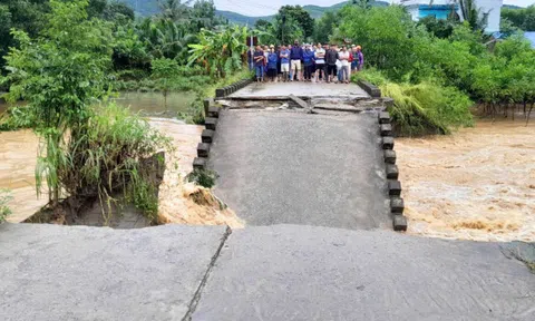 VIDEO: Nước lũ cuốn trôi cầu Cây Sung ở Quảng Ngãi