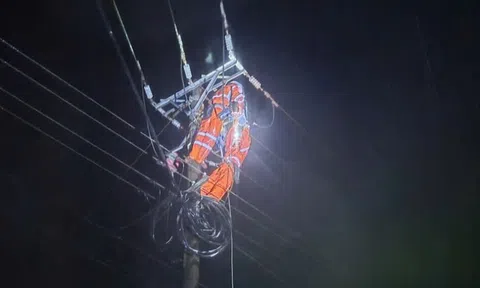 Gần 99% khách hàng miền Trung đã có điện trở lại sau lũ