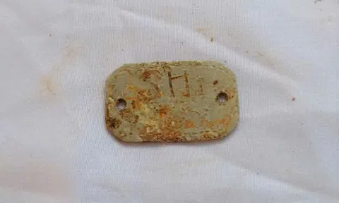 Tìm thấy hài cốt liệt sĩ kèm biển nhôm khắc ký hiệu rất quan trọng