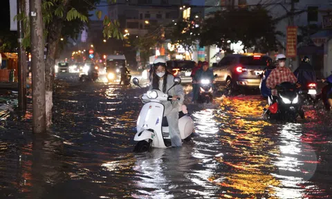 Triều cường ở Cần Thơ vượt báo động III, lo ngại nguy cơ ngập sâu
