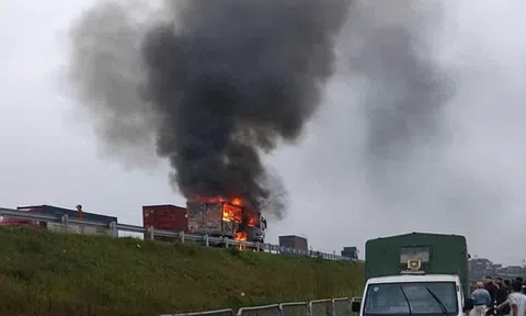 VIDEO: Ô tô bốc cháy ngùn ngụt khi đang chạy trên cao tốc