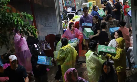 Người dân đội mưa, cùng nhau chuyển hàng cứu trợ kịp chuyến xe từ TP HCM ra miền Trung