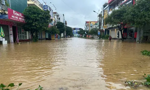 Mưa lớn ở Quảng Trị: Sạt lở, ngập sâu, giao thông tê liệt