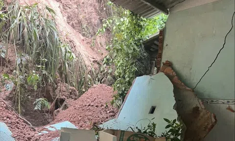 Gia Lai: Sạt lở đất làm sập nhà, 11 người dân được di dời khẩn cấp