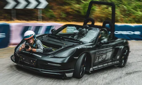 Porsche Boxster 'hóa thân' thành xe quay phim độc đáo