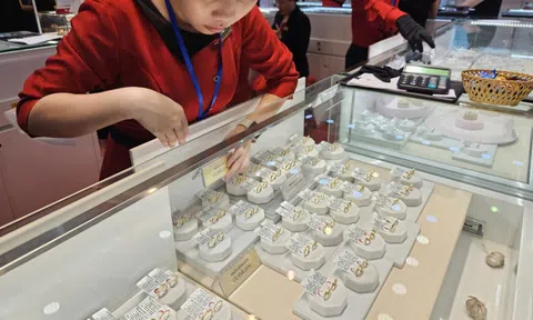 Sáng 4-11, giá vàng miếng SJC và vàng nhẫn đồng loạt lao dốc