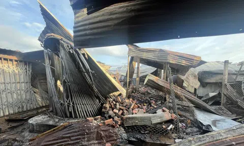 Hiện trường đổ nát ở chợ Bình Dương sau vụ cháy bất ngờ trong đêm