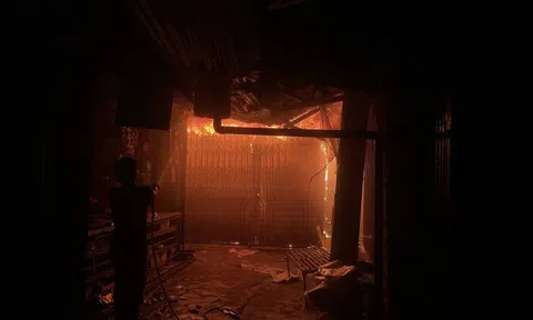 Chợ Bình Dương ở Gia Lai bất ngờ cháy lớn trong đêm, lửa khói cuồn cuộn