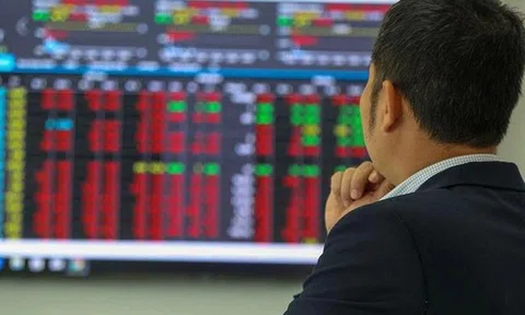 Tiền vào chứng khoán 'chạm đáy'