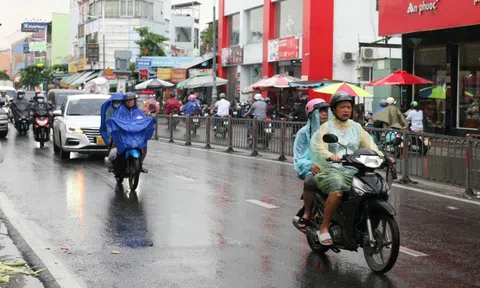 TP HCM: Mưa dai dẳng, cảnh báo thời tiết biển