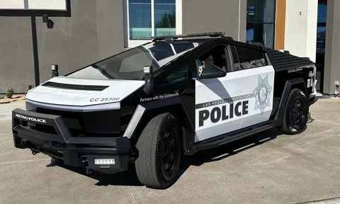 Elon Musk thích thú khi Tesla Cybertruck được làm xe cảnh sát