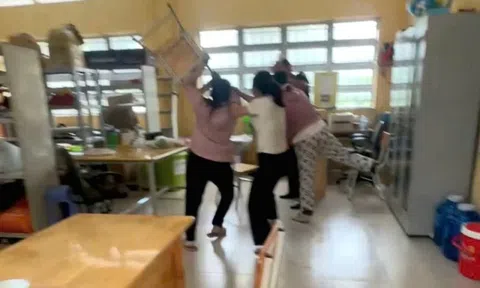 Tạm đình chỉ thầy giáo nhắn tin thân mật với nữ sinh