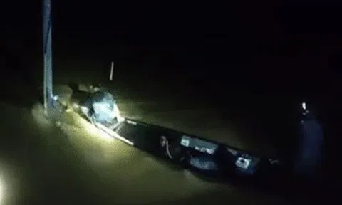 Ôm cột điện giữa dòng nước xiết, người đàn ông Đà Nẵng thoát chết ngoạn mục