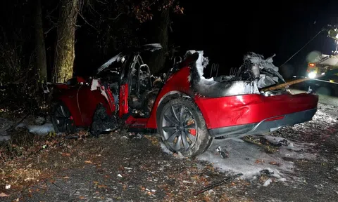 Tesla lại bị kiện