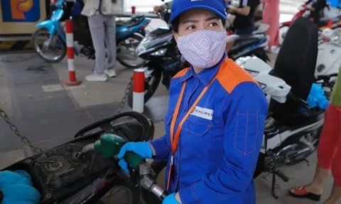 Giá xăng quay đầu giảm