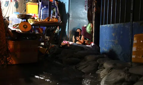 Người dân chật vật giữa triều cường: Bao cát, xe chết máy và nước ngập khắp nơi