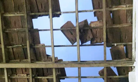 CLIP: Lốc xoáy bất ngờ giữa bão số 13 ở Quảng Ngãi