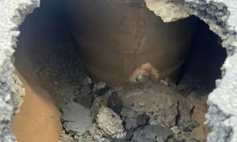 Chiếc hố sâu 2,5 mét xuất hiện, người dân 1 phường ở TP HCM liền cảnh báo khẩn cấp
