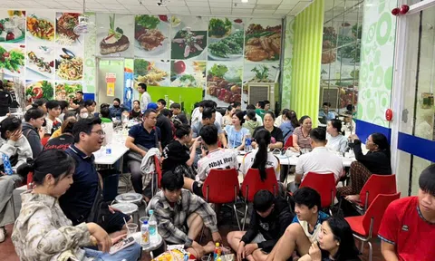 Nhiều siêu thị trở thành trạm sạc điện thoại cho người dân tránh bão