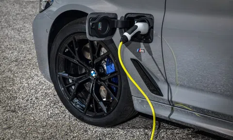 Đức muốn 'ép' chủ xe PHEV cắm sạc thường xuyên