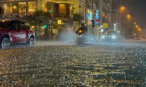 Bì bõm trên nhiều tuyến đường trung tâm TP HCM tối cuối tuần, xe chết máy, nước tràn vào quán